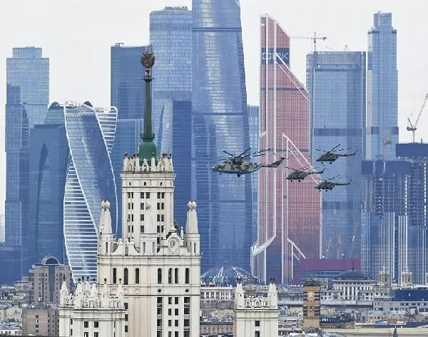 Rusya'da virüs gölgesinde kutlama - Resim : 1