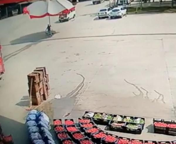 Rüzgarda tutmak istediği şemsiyeyle sürüklendiği anlar kamerada - Resim: 1