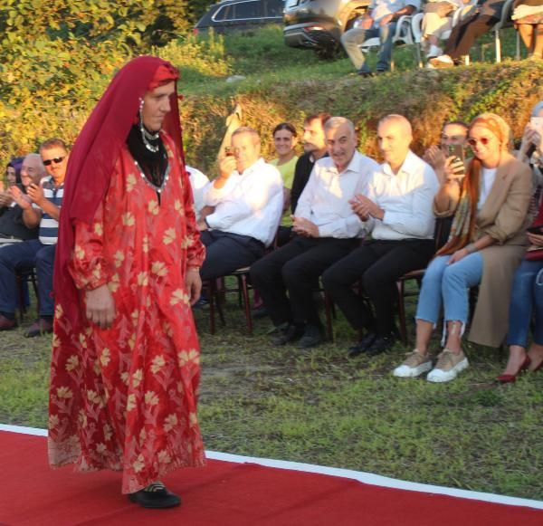 Rize'de, defilede 150 yıllık gelinlik sergilendi - Resim: 2