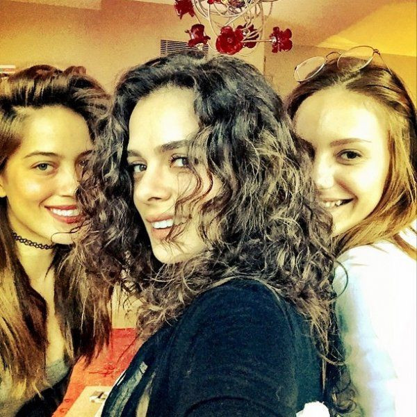 Netflix'in yeni Türk dizisinde Özge Özpirinçci'ye eşlik edecek oyuncu belli oldu - Resim: 2