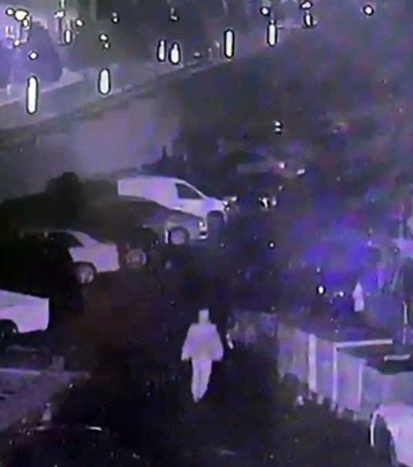 Isınmak için yaktığı ateş 5 aracı küle çevirdi - Resim: 1