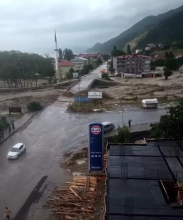 Sinop'taki selde köprünün yıkılış anı kamerada - Resim: 3
