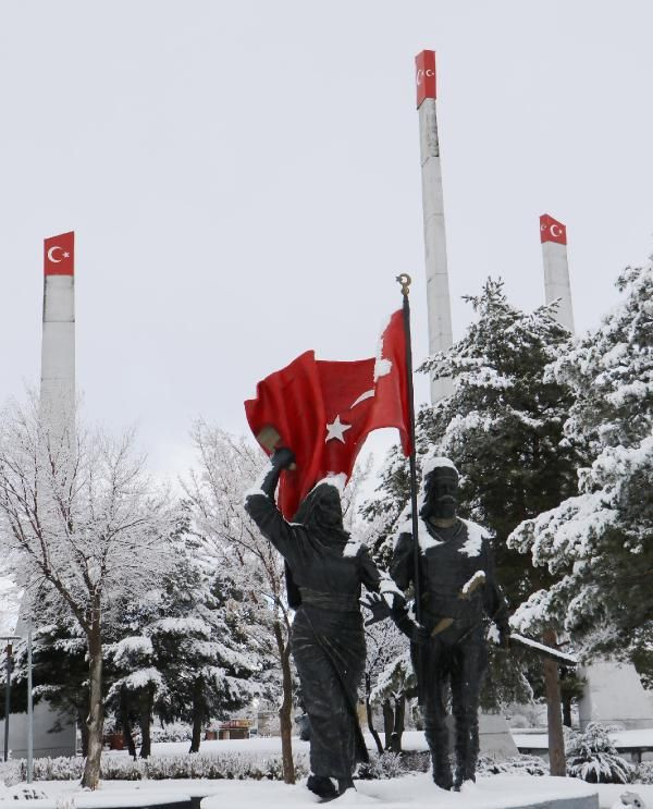 Erzurum'a nisan karı - Kenti beyaza bürüdü - Resim: 2
