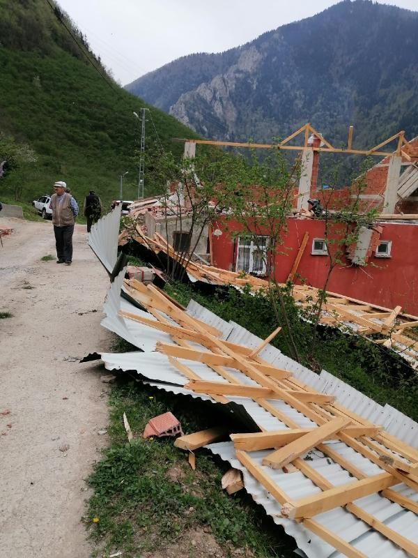 Gümüşhane’de kuvvetli rüzgar; evlerin çatısı uçtu - Resim: 1