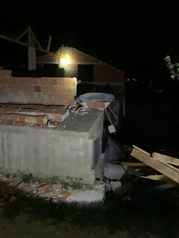 Gümüşhane’de kuvvetli rüzgar; evlerin çatısı uçtu - Resim: 3