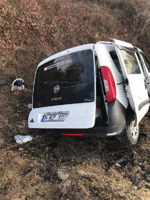 Hafif ticari araç şarampole devrildi; sürücü ve eşi yaralı, annesi öldü - Resim: 3