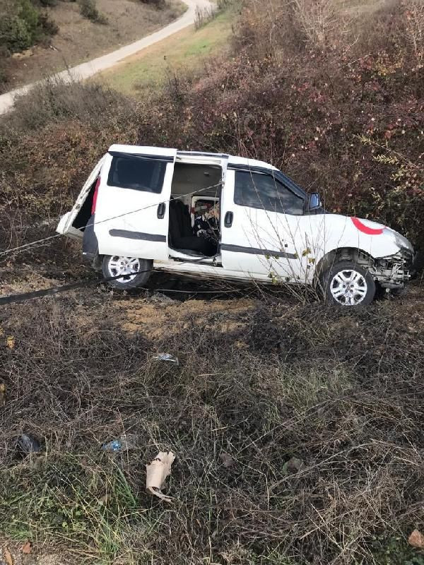 Hafif ticari araç şarampole devrildi; sürücü ve eşi yaralı, annesi öldü - Resim: 2