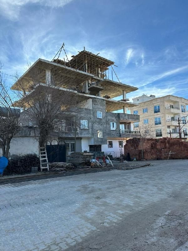 İnşaatta üzerine devrilen duvarın altında can verdi - Resim: 2