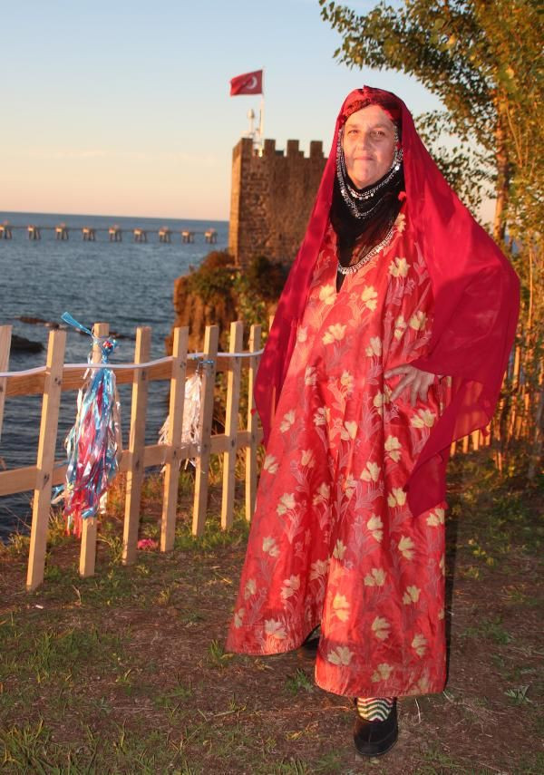 Rize'de, defilede 150 yıllık gelinlik sergilendi - Resim: 1