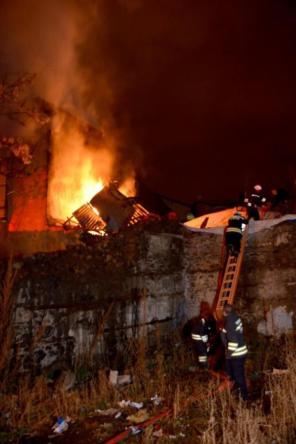 Erzurum'da 60 yıllık evdeki yangın korkuttu - Resim: 1