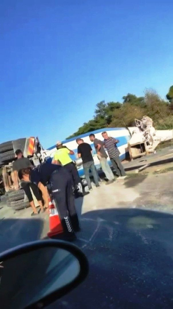 Antalya'da beton mikseri devrildi, sürücü yaralandı - Resim: 3