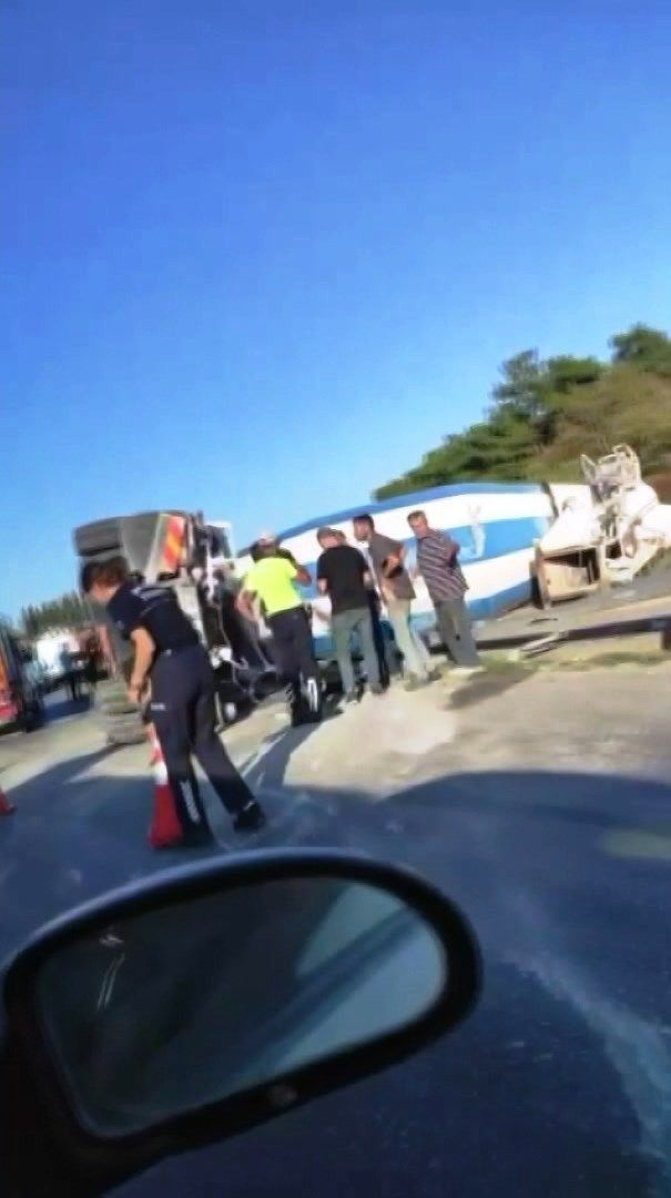 Antalya'da beton mikseri devrildi, sürücü yaralandı - Resim: 2