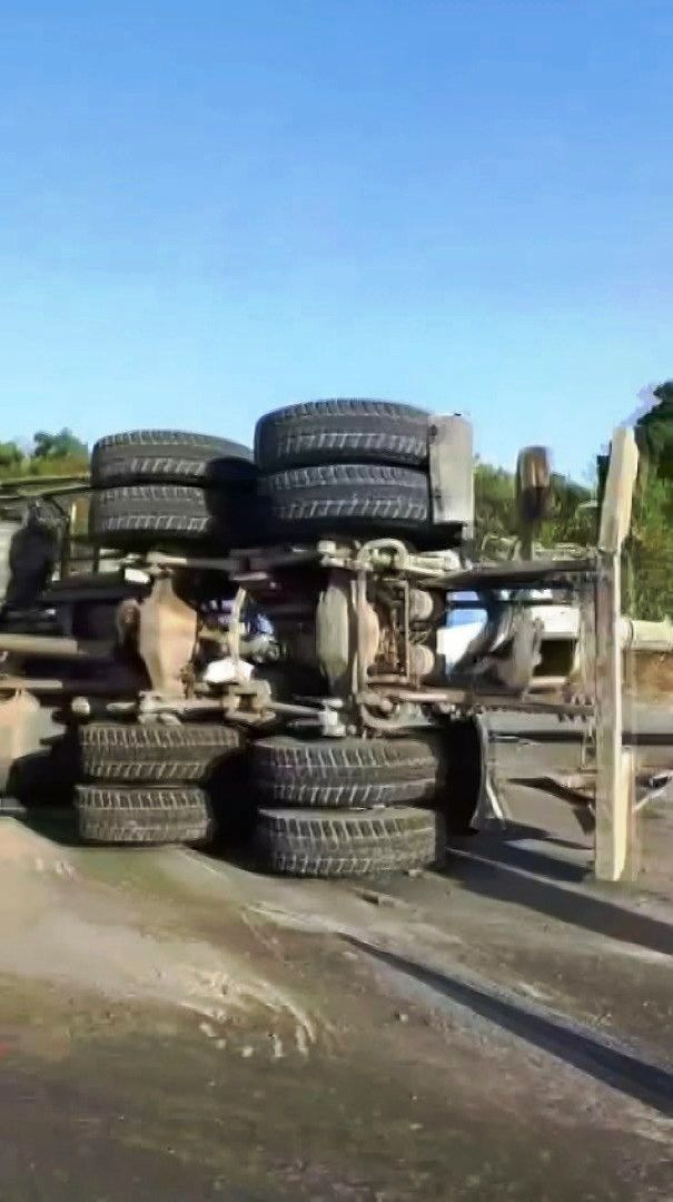 Antalya'da beton mikseri devrildi, sürücü yaralandı - Resim: 1