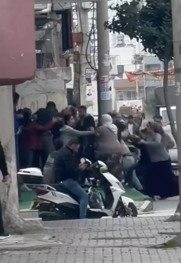 Mersin’de sokak ortasında taşlı sopalı kavga kamerada - Resim: 2