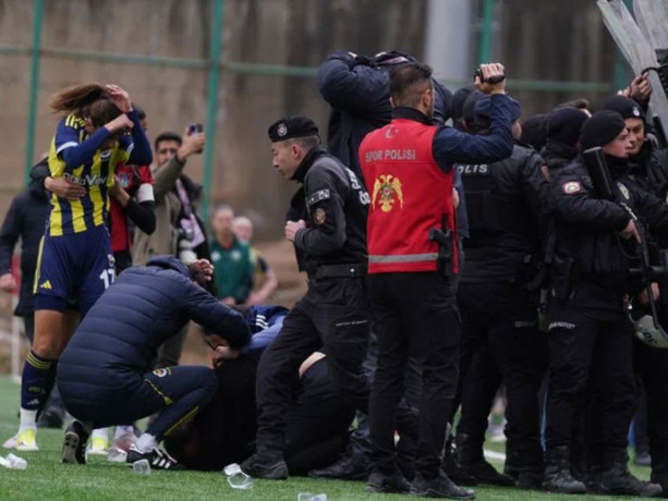 Fenerbahçe'ye çirkin saldırı! Teknik direktör yaralandı: "İnşallah buradan sağ salim çıkarız"