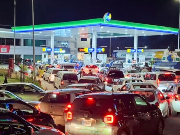 Pakistan, benzin fiyatlarında yüzde 54'lük artışa 'bedava otobüsle' çözüm arıyor