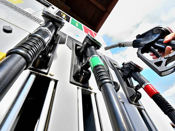 Benzin ve motorinde dev indirim bekleniyor: 10 liranın üzerinde düşecek