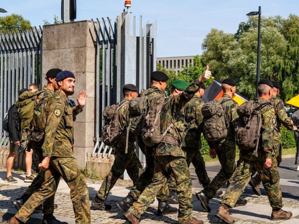 Avrupa'dan benzeri görülmemiş karar: 17-45 yaş arası erkekler izinsiz çıkamayacak