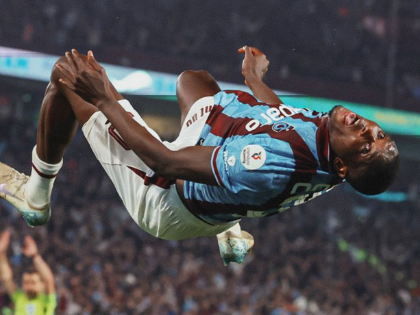 Şampiyonluk yarışı alev alev! Trabzonspor, Galatasaray'ı iki golle geçti