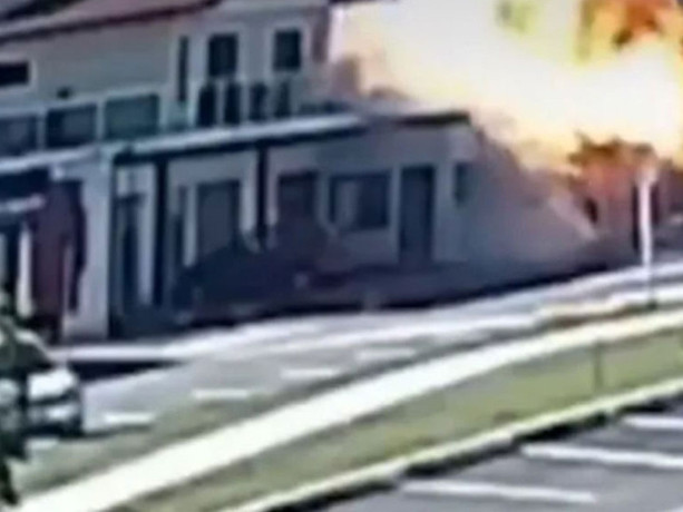 Uçak restoranın üzerine düştü: 4 kişi hayatını kaybetti