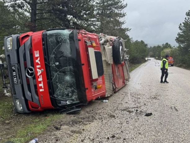 Kastamonu'da itfaiye aracı devrildi: 3 itfaiye eri yaralandı