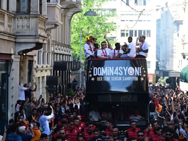 Galatasaray şampiyonluğunu kutluyor! Takım otobüsü yola çıktı