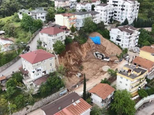 Kocaeli'de temel kazısı sırasında toprak kaydı
