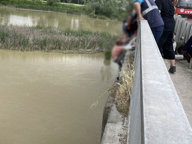 Köprüde intihar girişimi! 2,5 saatlik ikna çabasını o hamle bitirdi