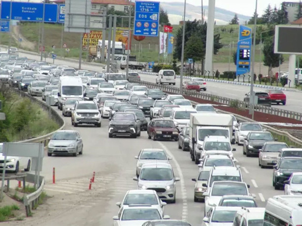 Yola çıkacaklar dikkat! Bayram tatili dönüş trafiği başladı