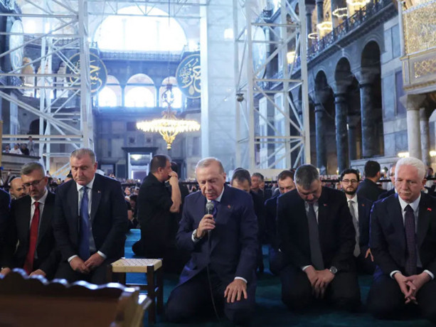 Cumhurbaşkanı Erdoğan Ayasofya'da: "Bu akşam İstanbul bir başka güzel olacak"