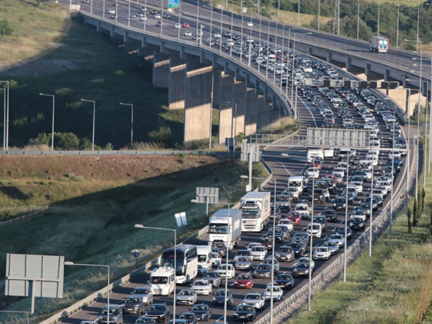 Tatilciler dönüş yolunda! Kritik noktalarda trafik yoğun