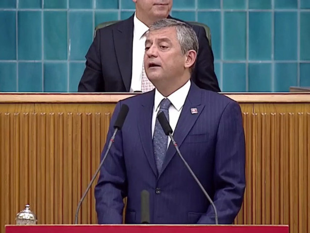 CHP'nin grup toplantısında Özgür Özel'den sert sözler: Büyük kumpasın karşısında direneceğiz