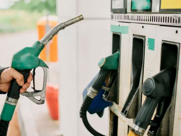 Benzin ve motorine indirim gelir mi? Petrolde sert düşüş var