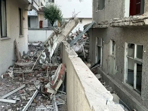 Yıkım kabusa döndü! Dev kolon yandaki binayı delip dairenin içine girdi