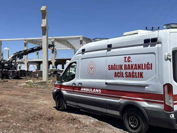 Diyarbakır'da işçiler beton bloğun altında kaldı!