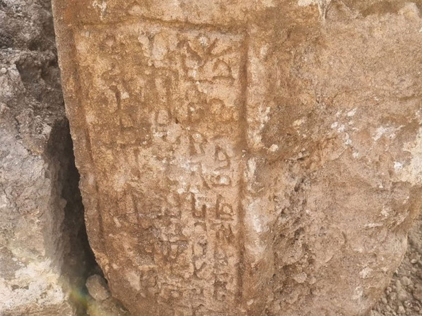 Mardin'de tarihi keşif! Peyzaj çalışmaları sırasında tarihi kitabeler bulundu