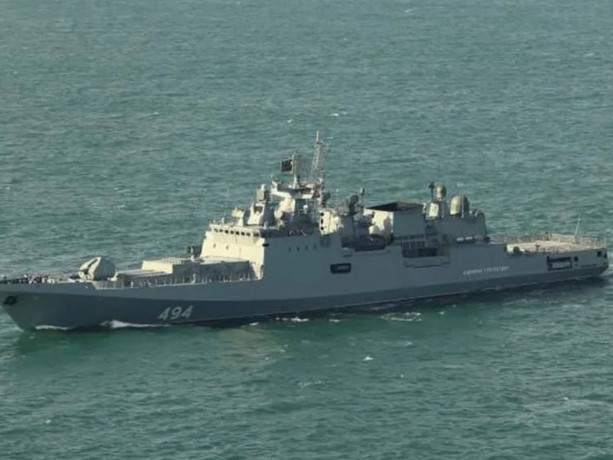 Rus savaş gemisi İngiltere bandıralı yata ateş açtı