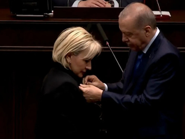 CHP'li Nimet Özdemir, AK Parti'ye katıldı: Rozetini Erdoğan taktı