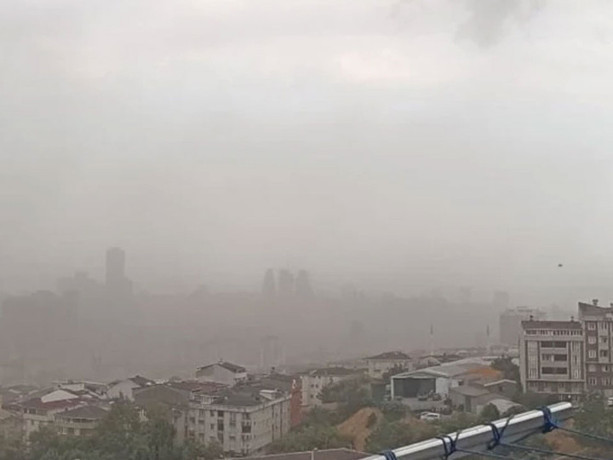 İstanbul'da şiddetli fırtına etkisini gösterdi