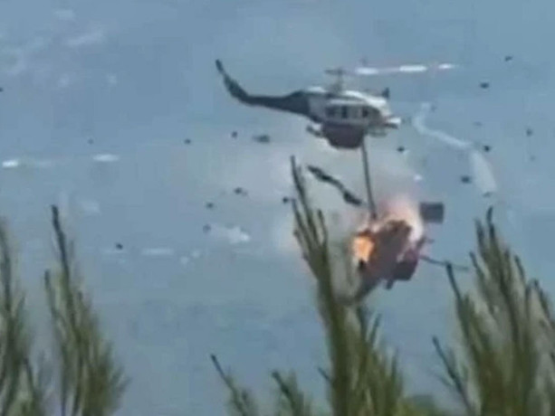 Yunanistan'da helikopterler havada çarpıştı
