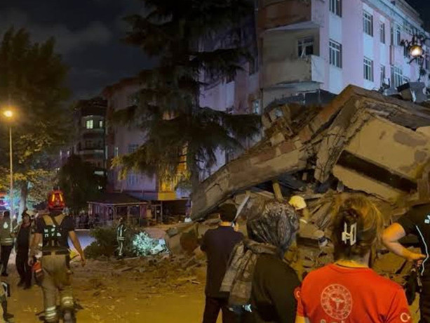 İstanbul'da tahliye edilen bina çöktü