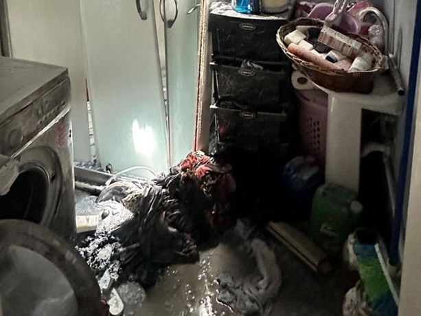 İlaçlama yapılan evde çamaşır makinesi patladı: Ortalık savaş alanına döndü