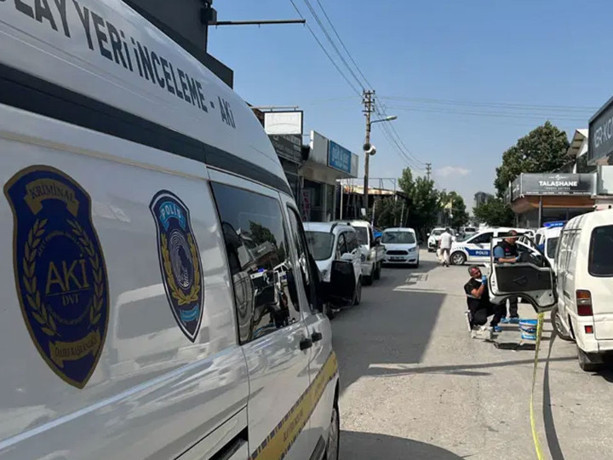 Lüks otomobille milyonluk soygun! Kar maskesi takıp para ve altınları çaldılar
