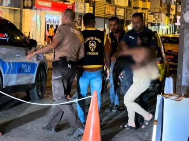 Şehrin göbeğinde çırılçıplak dolaştı! Ekiplere zor anlar yaşattı