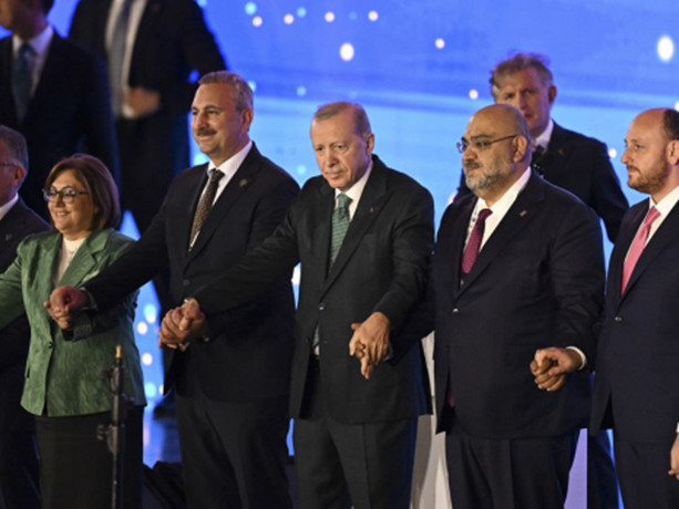 3 milletvekili daha AK Parti'ye katıldı! Rozetlerini Cumhurbaşkanı Erdoğan bizzat taktı