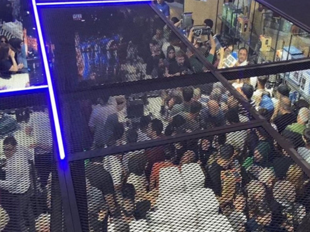 Teknoloji mağazasında indirim izdihamı! Birbirlerini ezdiler