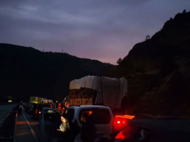 Sivas-Giresun yolunda heyelan: 10 kilometrelik araç kuyruğu