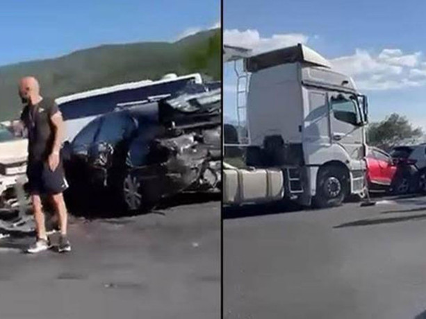 Sakarya'da 12 aracın karıştığı zincirleme kaza: 6 yaralı