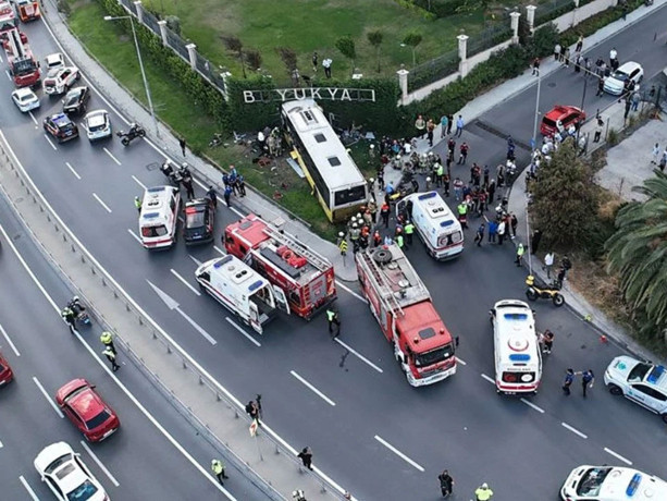 İETT otobüsü bahçe duvarına çarptı. 2 ölü, 16 yaralı