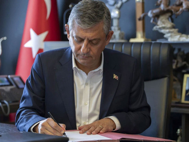 Özgür Özel seçim vaadini açıkladı: Ev kadınlarının sigortasını devlet ödeyecek